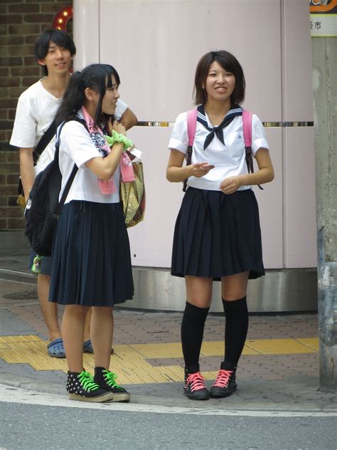 RM BNXG6A Schoolgirl In Kyoto Japan RM D42E3W A group of Japanese high school girls in uniform on a field trip to the Imperial Palace in the heart of Tokyo. . Osaka girls school pics